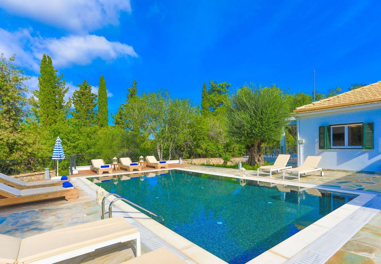 Villa Anthousa | Een vrijstaande villa met privé zwembad op Corfu, Griekenland