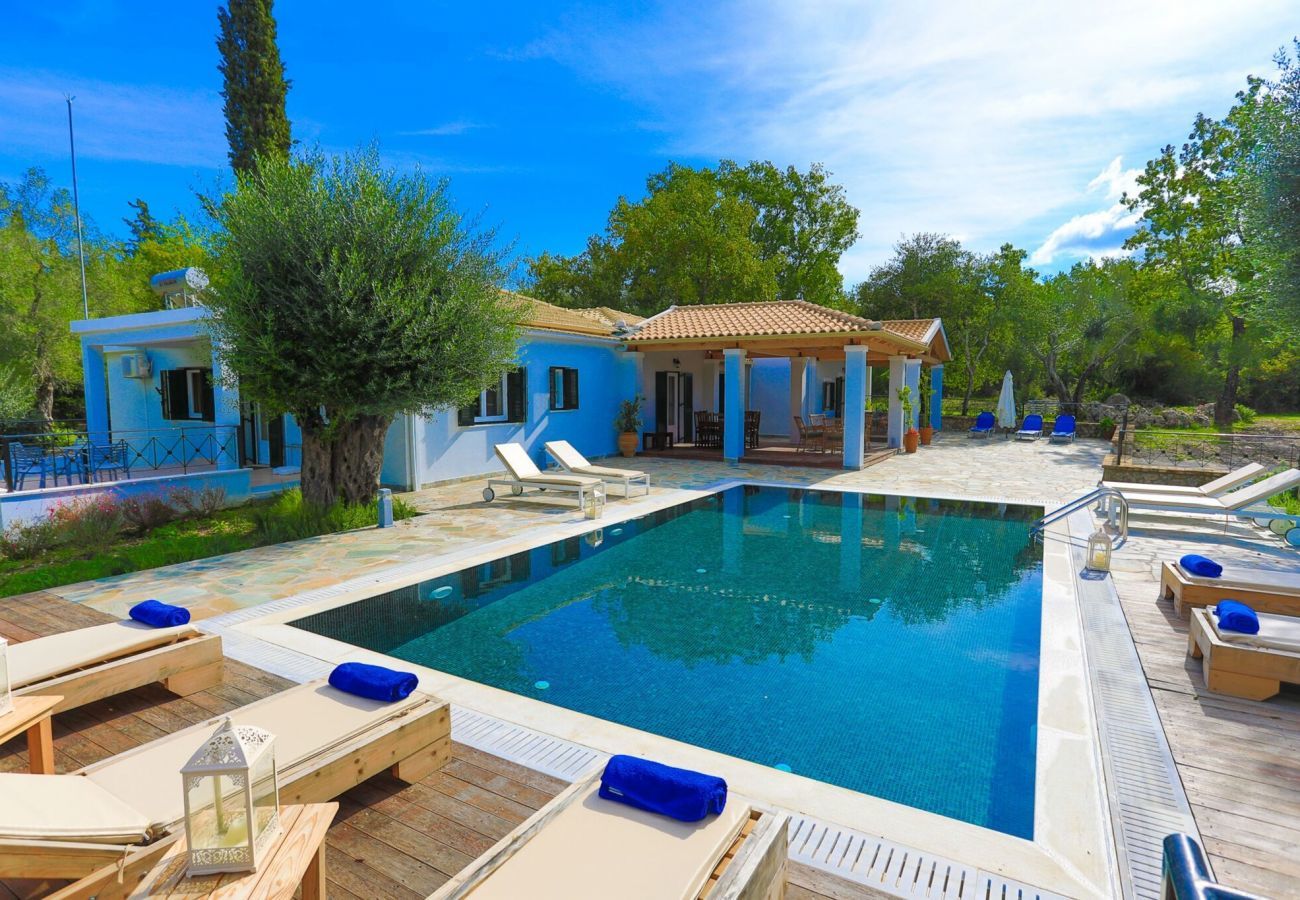 Villa Anthousa | Een vrijstaande villa met privé zwembad op Corfu, Griekenland