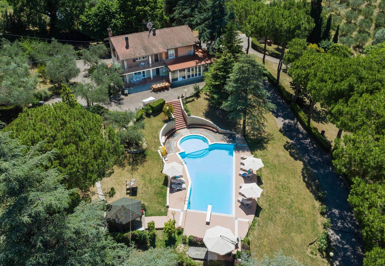 Villa Sofia is een vrijstaande villa met privé zwembad en zeezicht omgeven door natuur in Pesaro, Le Marche