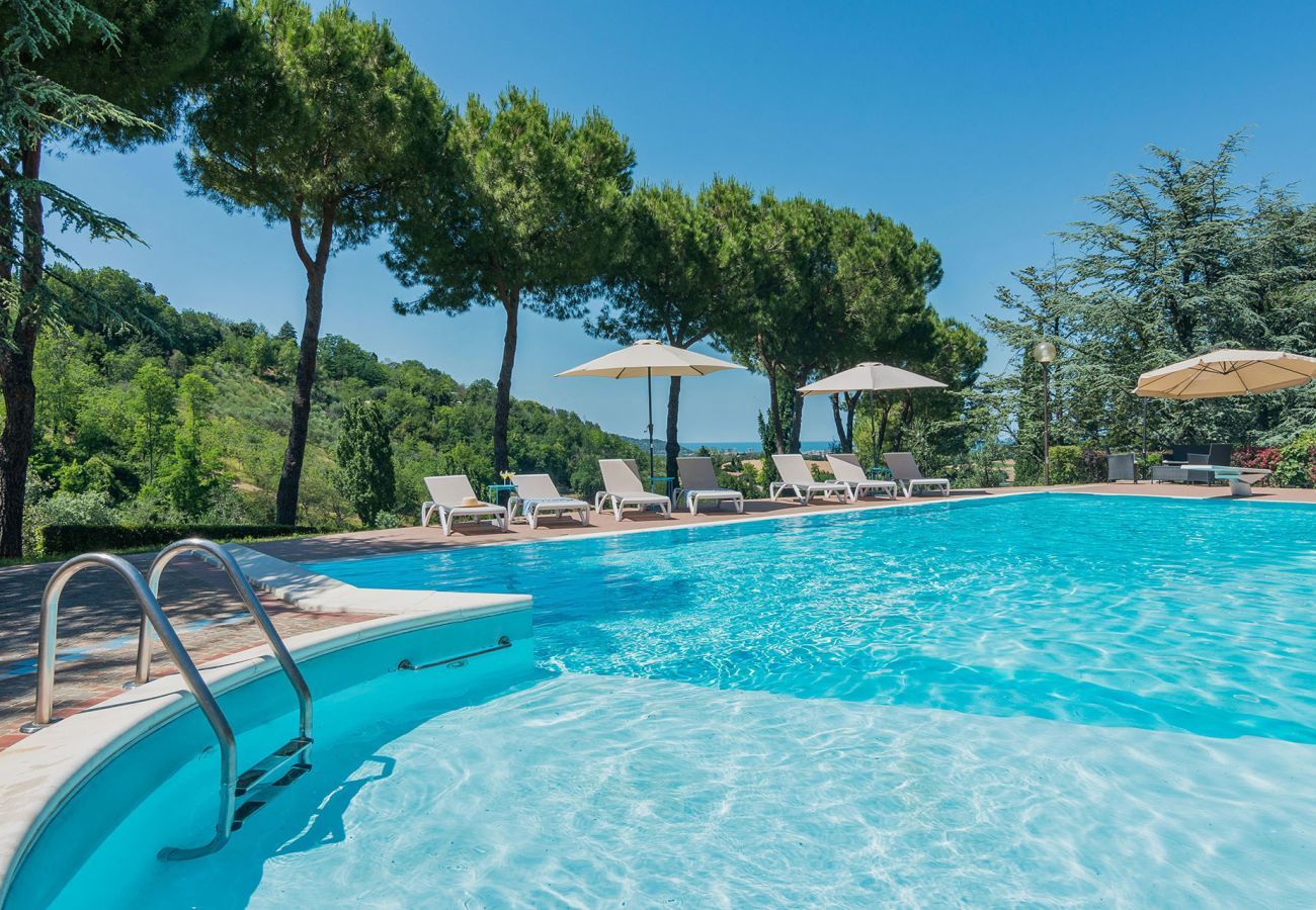 Villa Sofia is een vrijstaande villa met privé zwembad en zeezicht omgeven door natuur in Pesaro, Le Marche