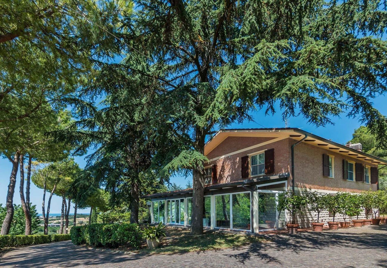 Villa Sofia is een vrijstaande villa met privé zwembad en zeezicht omgeven door natuur in Pesaro, Le Marche