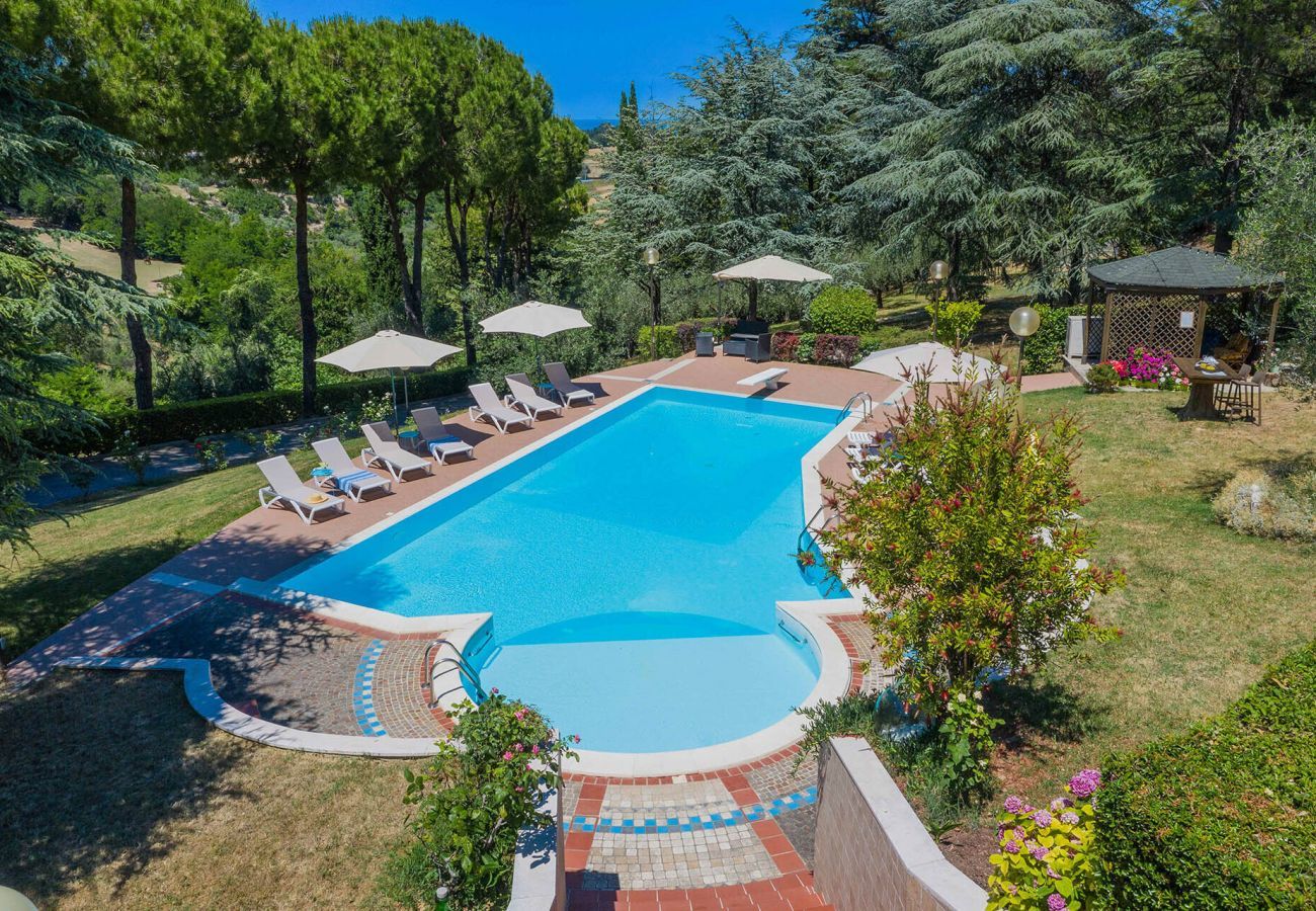 Villa Sofia is een vrijstaande villa met privé zwembad en zeezicht omgeven door natuur in Pesaro, Le Marche