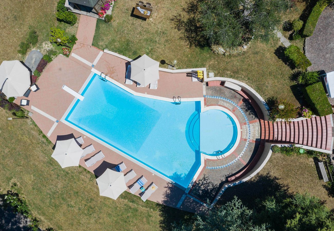 Villa Sofia is een vrijstaande villa met privé zwembad en zeezicht omgeven door natuur in Pesaro, Le Marche