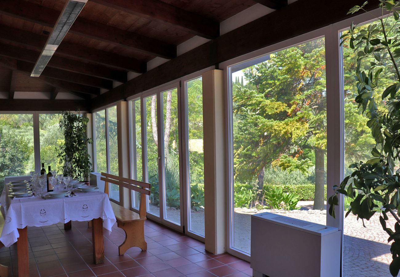 Villa Sofia is een vrijstaande villa met privé zwembad en zeezicht omgeven door natuur in Pesaro, Le Marche