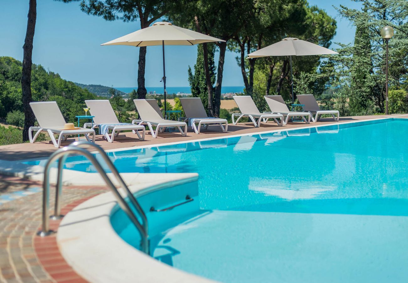 Villa Sofia is een vrijstaande villa met privé zwembad en zeezicht omgeven door natuur in Pesaro, Le Marche