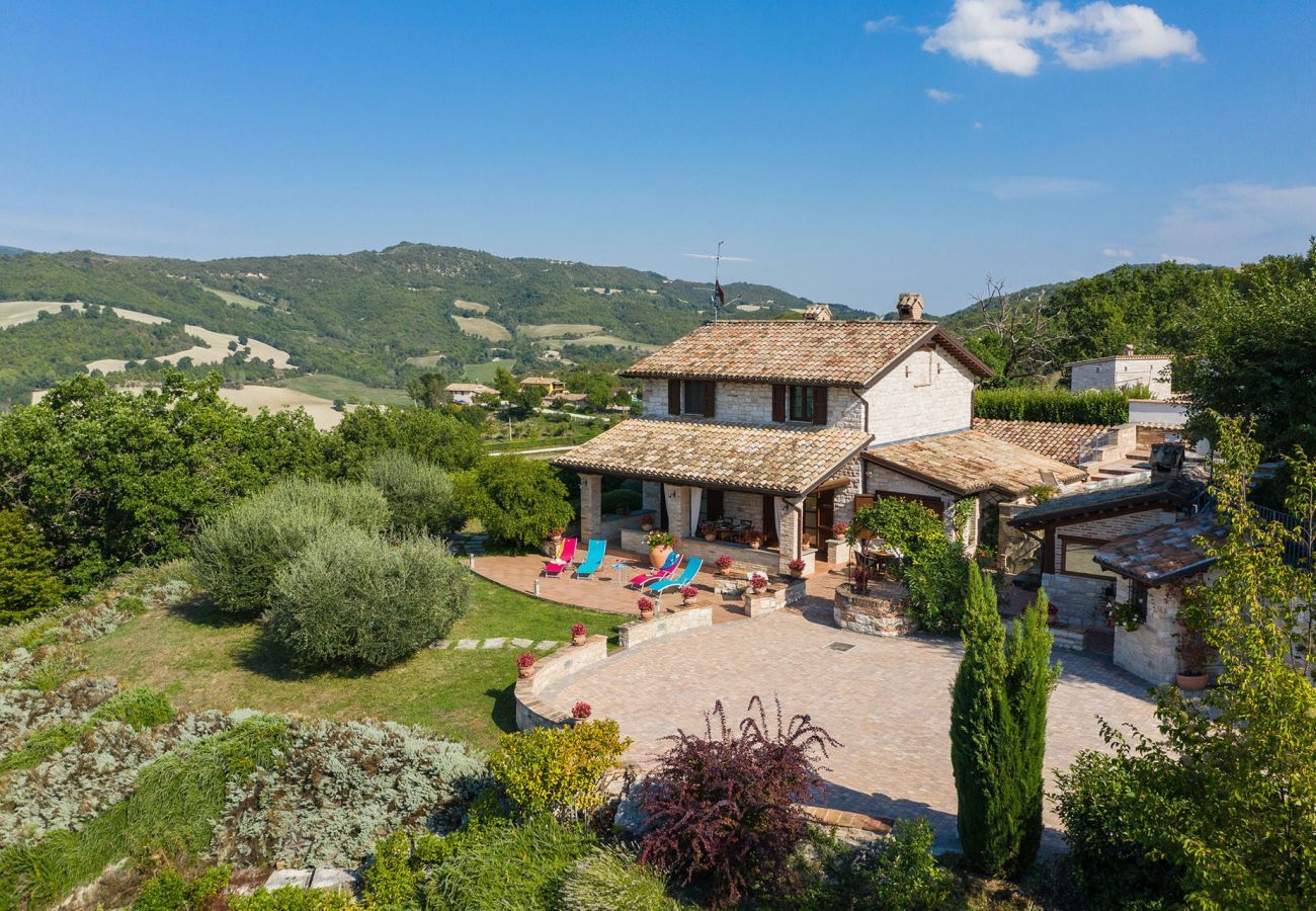 Villa Chiara is een vrijstaande villa met geweldig uitzicht en privezwembad in Acqualagna, Le Marche