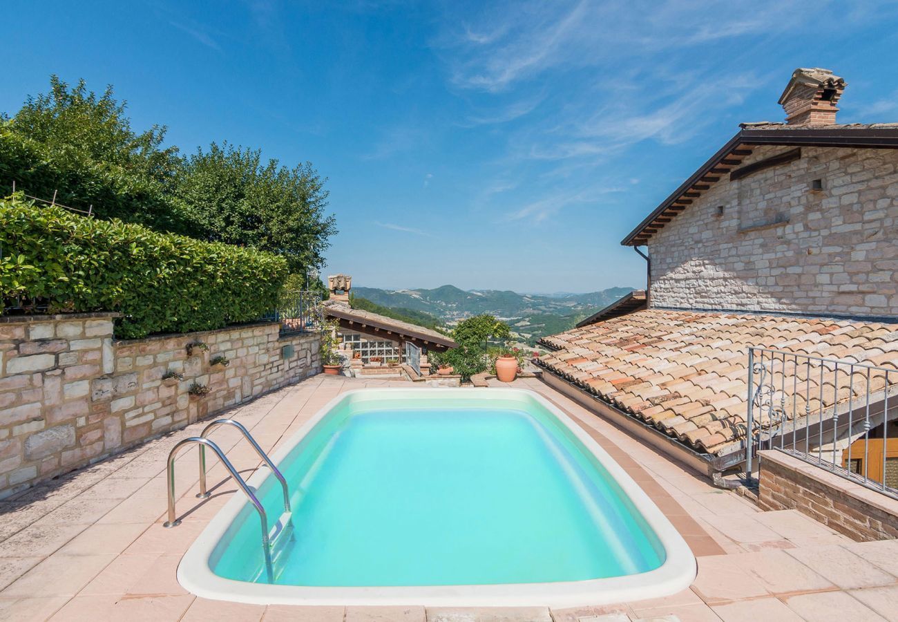 Villa Chiara is een vrijstaande villa met geweldig uitzicht en privezwembad in Acqualagna, Le Marche