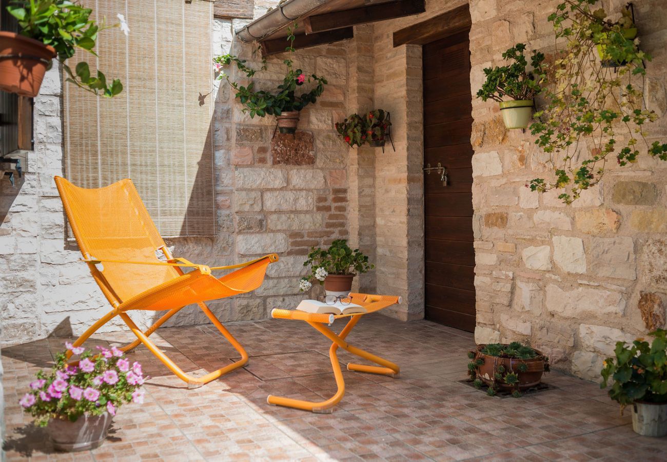 Villa Chiara is een vrijstaande villa met geweldig uitzicht en privezwembad in Acqualagna, Le Marche