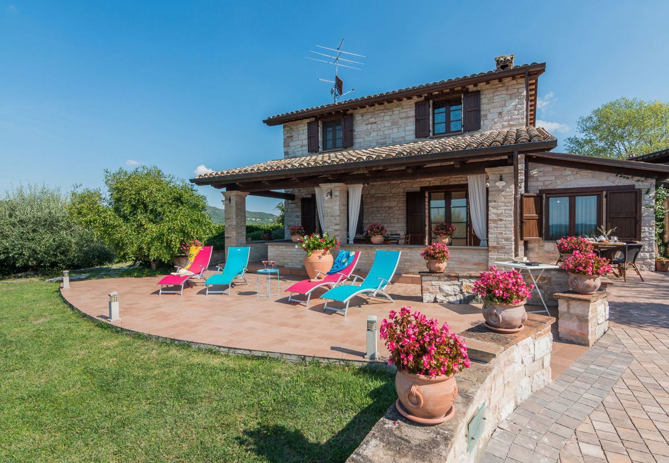 Villa Chiara is een vrijstaande villa met geweldig uitzicht en privezwembad in Acqualagna, Le Marche