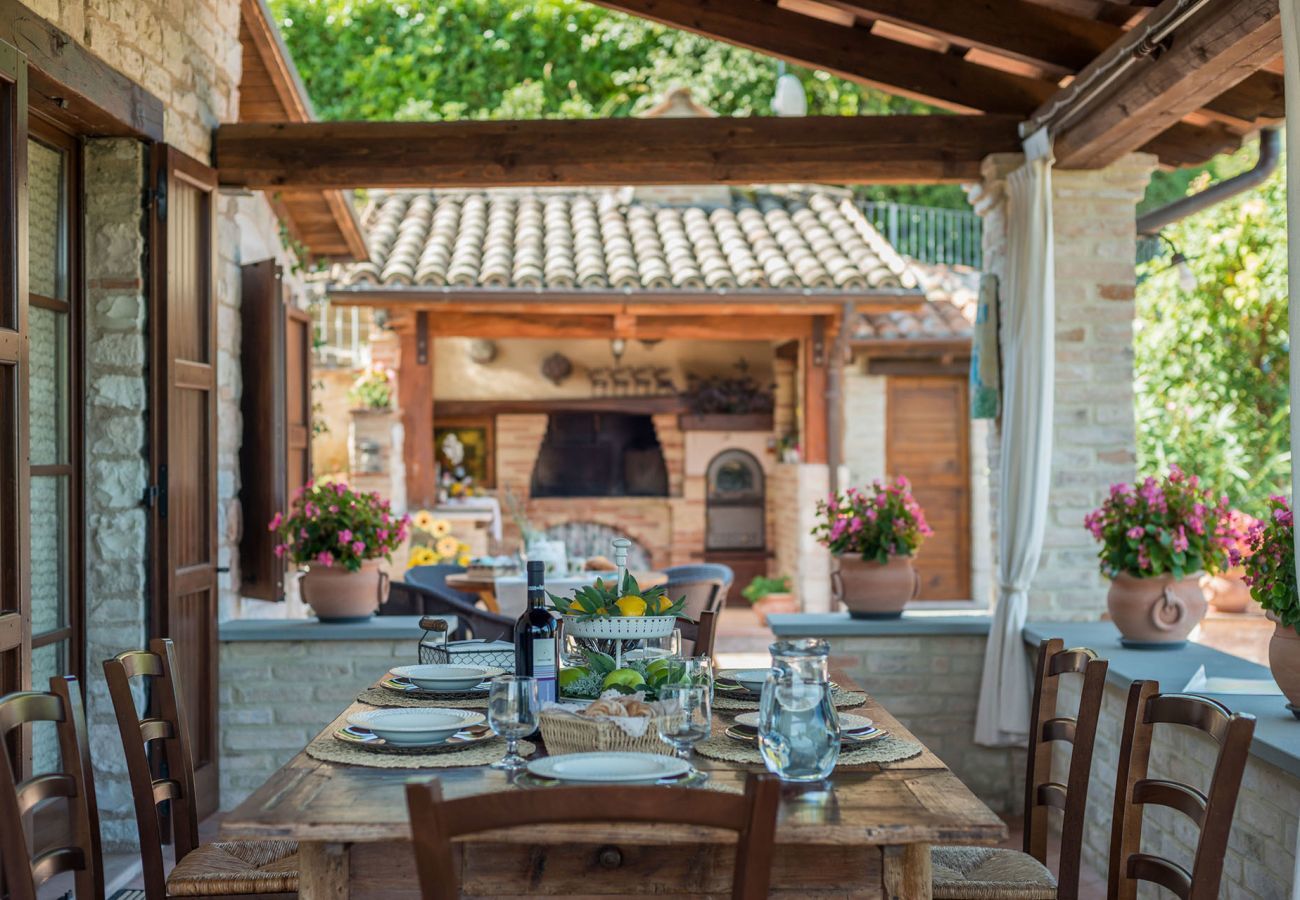 Villa Chiara is een vrijstaande villa met geweldig uitzicht en privezwembad in Acqualagna, Le Marche