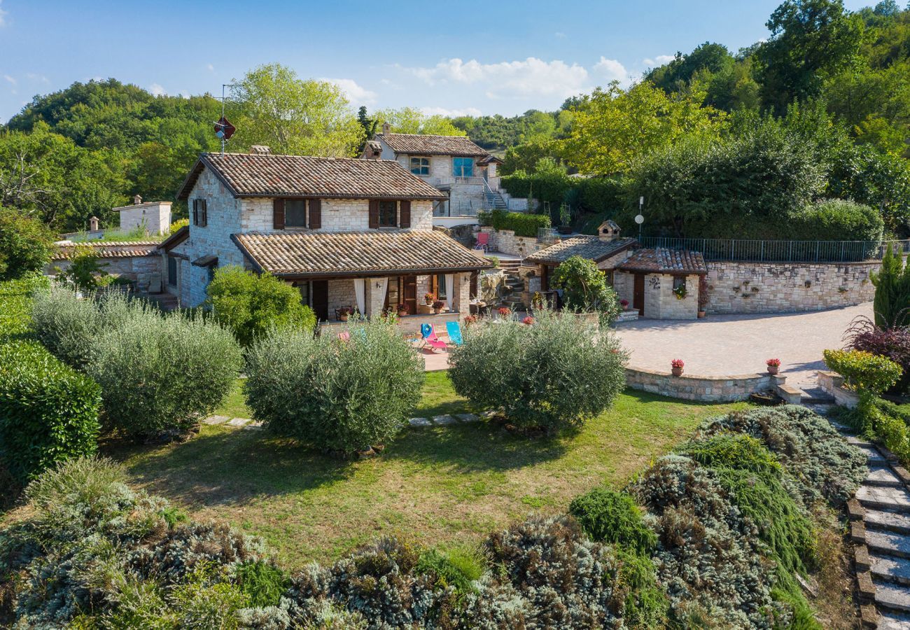 Villa Chiara is een vrijstaande villa met geweldig uitzicht en privezwembad in Acqualagna, Le Marche