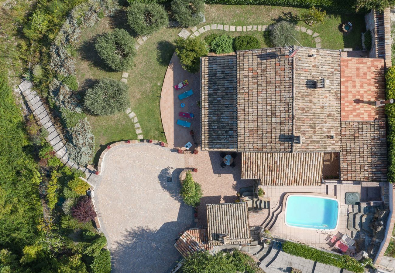 Villa Chiara is een vrijstaande villa met geweldig uitzicht en privezwembad in Acqualagna, Le Marche