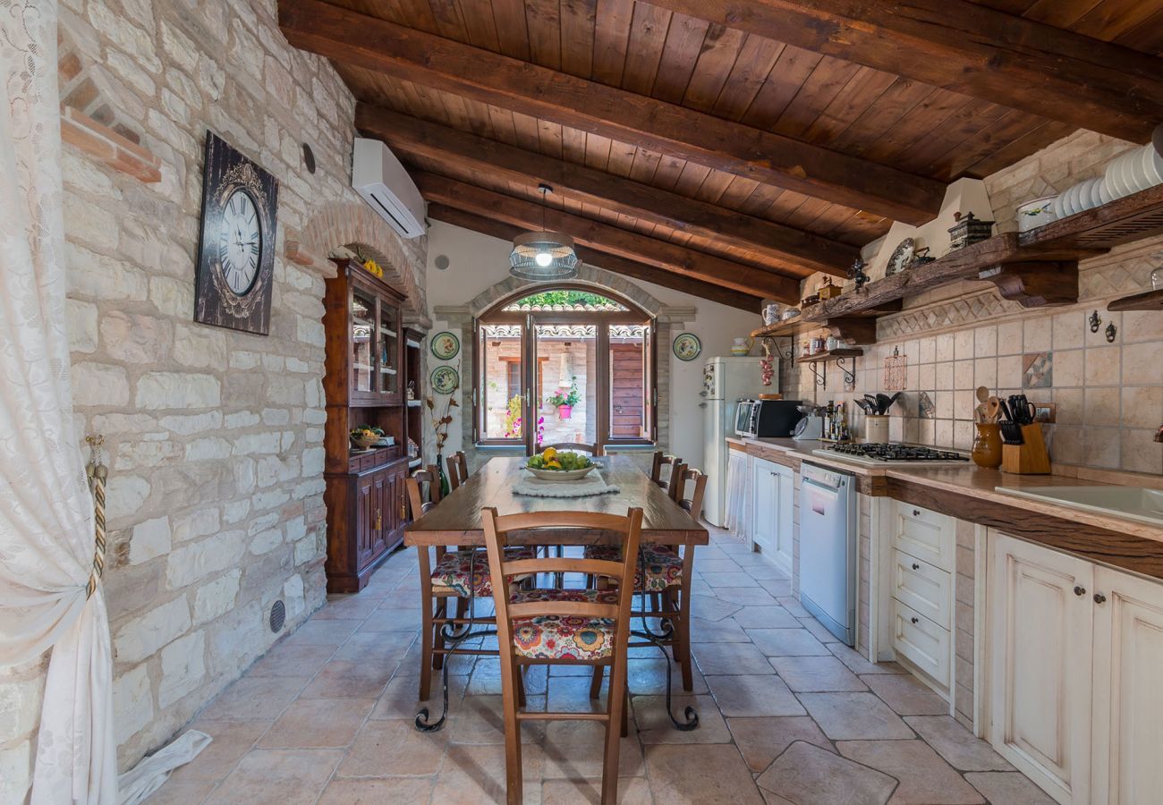 Villa Chiara is een vrijstaande villa met geweldig uitzicht en privezwembad in Acqualagna, Le Marche