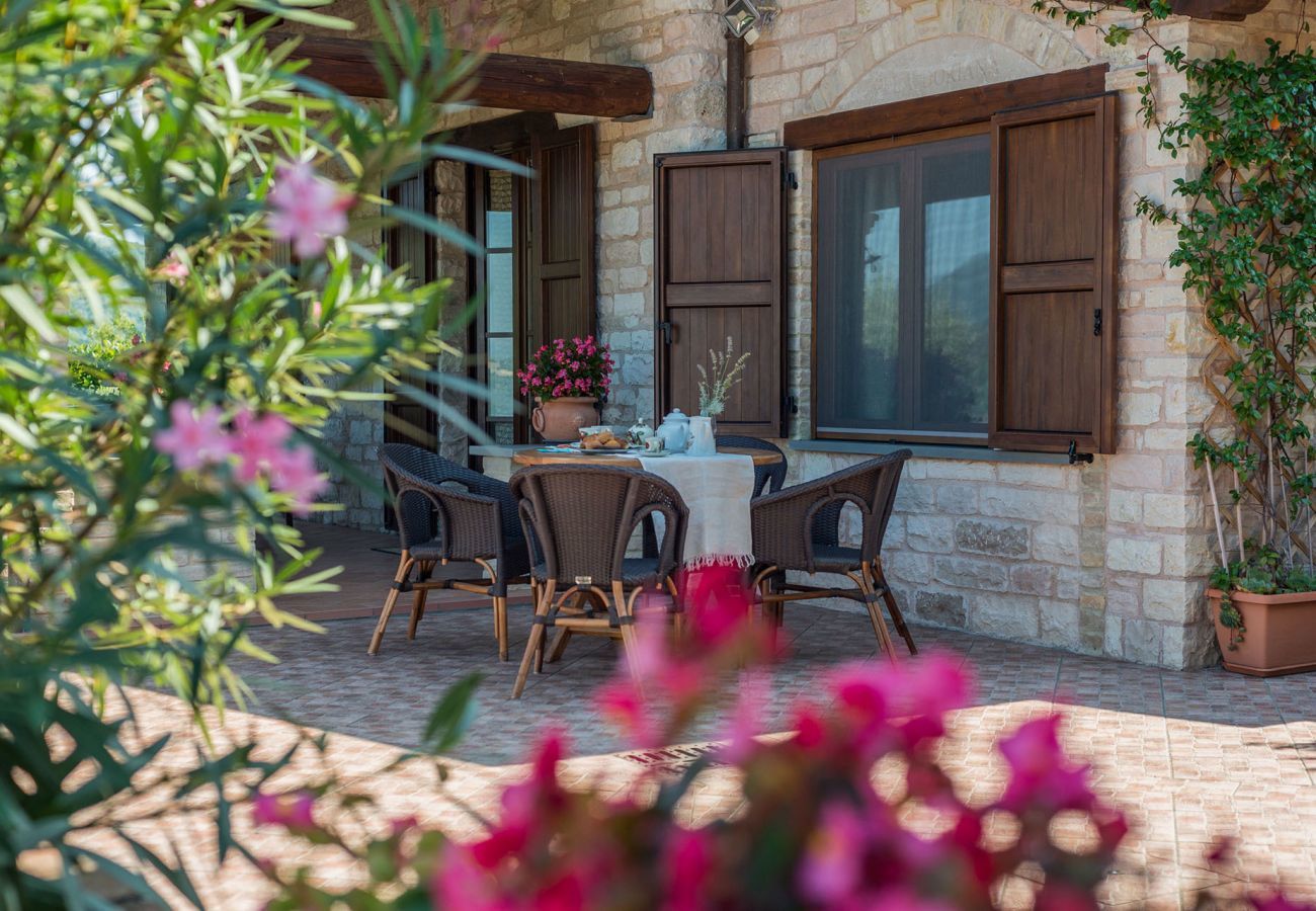 Villa Chiara is een vrijstaande villa met geweldig uitzicht en privezwembad in Acqualagna, Le Marche