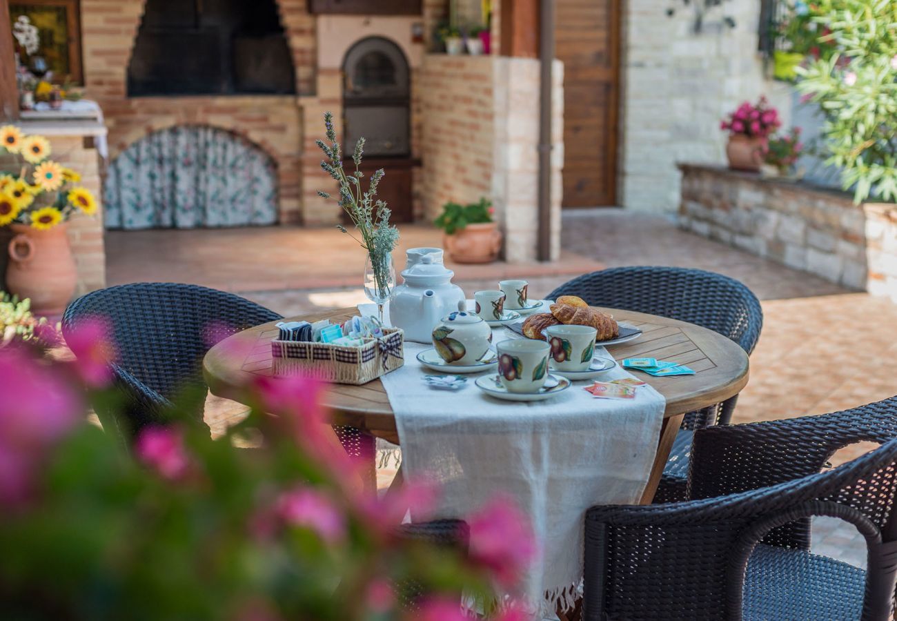 Villa Chiara is een vrijstaande villa met geweldig uitzicht en privezwembad in Acqualagna, Le Marche