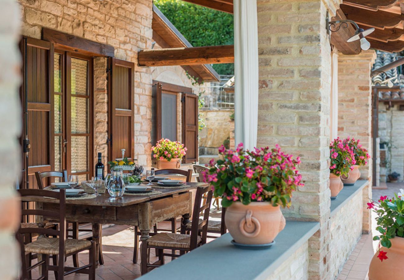 Villa Chiara is een vrijstaande villa met geweldig uitzicht en privezwembad in Acqualagna, Le Marche