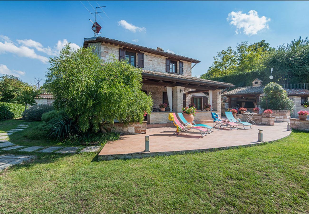 Villa Chiara is een vrijstaande villa met geweldig uitzicht en privezwembad in Acqualagna, Le Marche