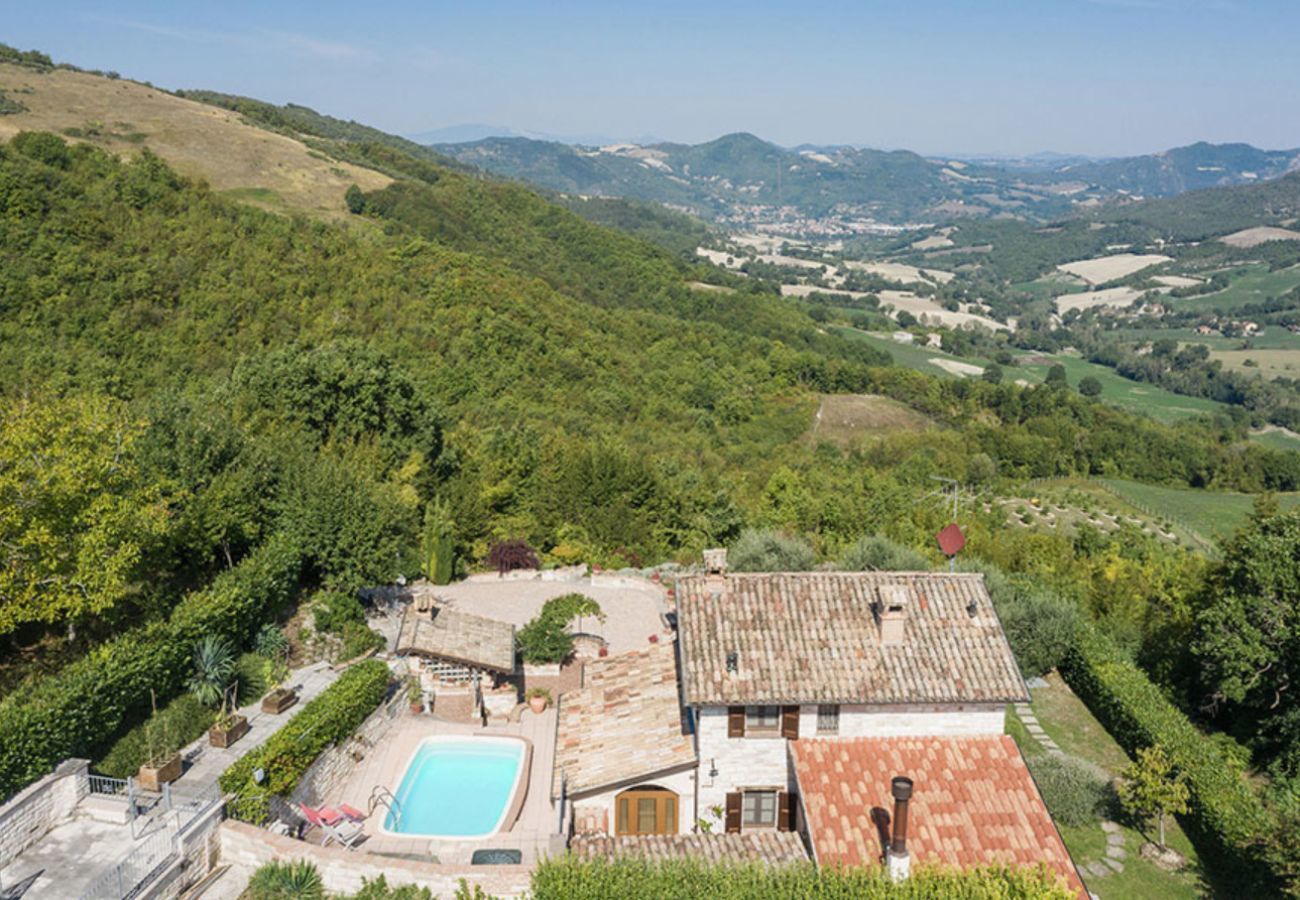 Villa Chiara is een vrijstaande villa met geweldig uitzicht en privezwembad in Acqualagna, Le Marche