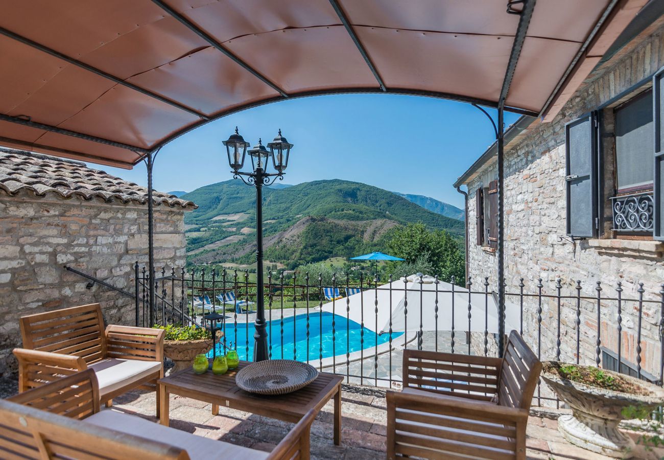 Villa Giulia is een vakantiehuis met geweldig uitzicht, privezwembad en twee eigen woonlagen, in Acqualagna, Le Marche
