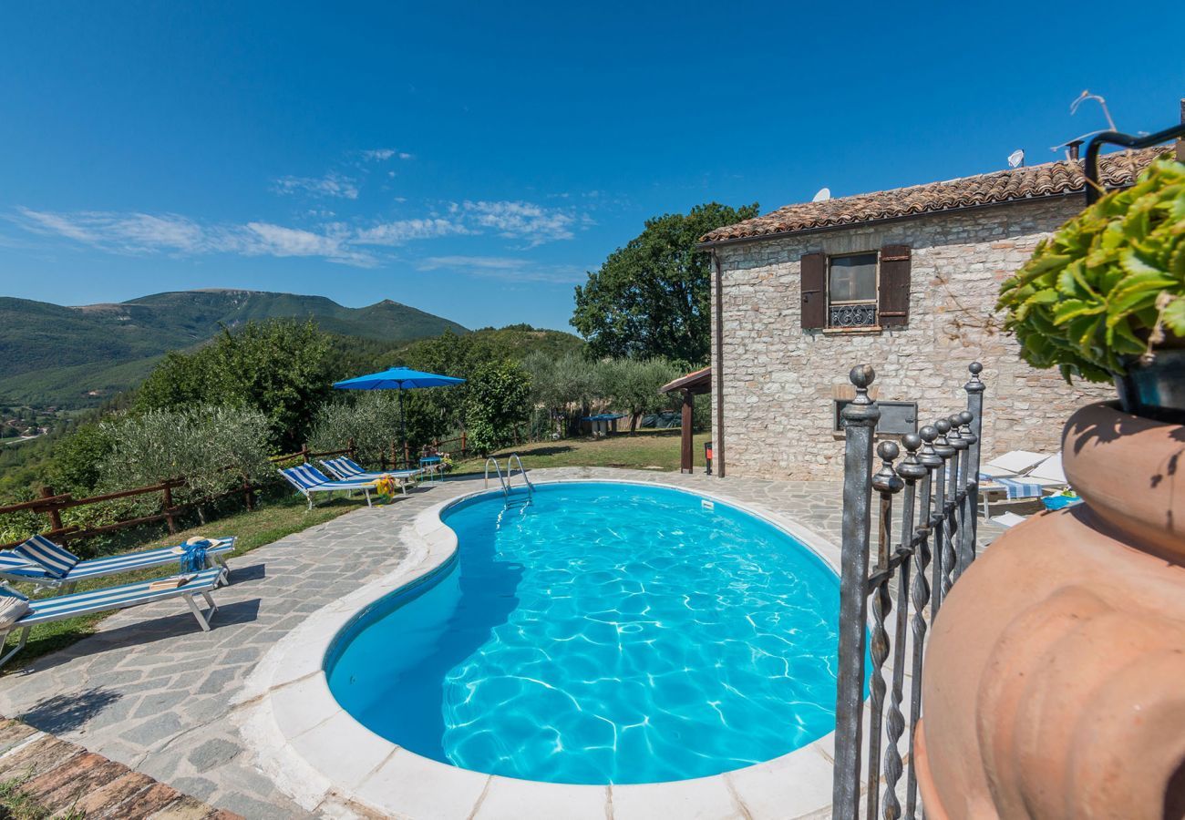 Villa Giulia is een vakantiehuis met geweldig uitzicht, privezwembad en twee eigen woonlagen, in Acqualagna, Le Marche