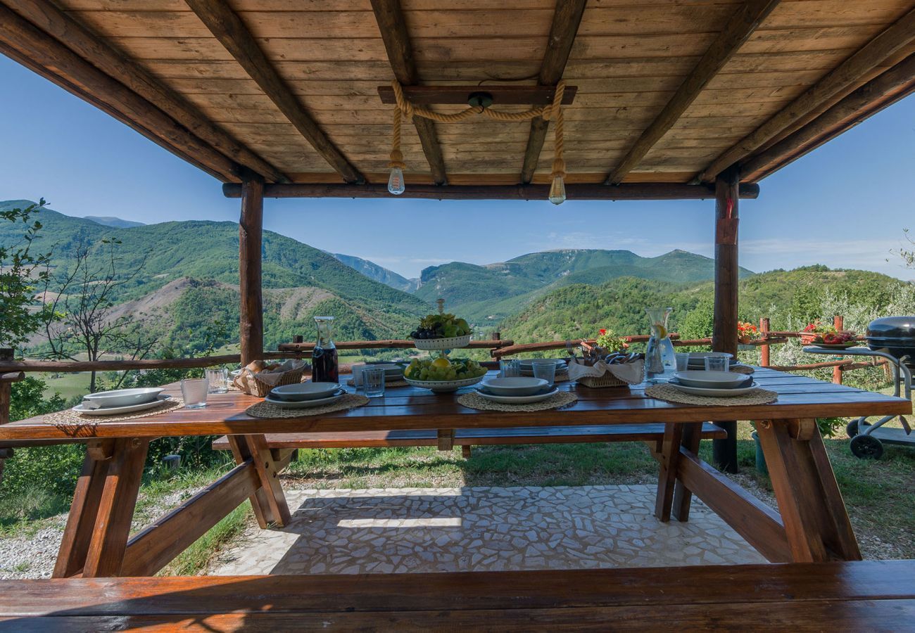 Villa Giulia is een vakantiehuis met geweldig uitzicht, privezwembad en twee eigen woonlagen, in Acqualagna, Le Marche