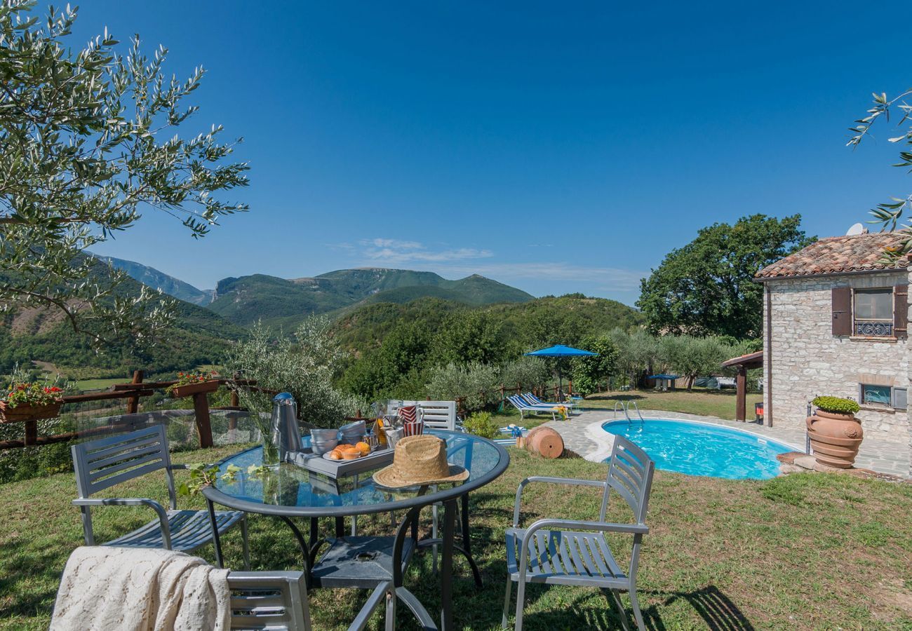 Villa Giulia is een vakantiehuis met geweldig uitzicht, privezwembad en twee eigen woonlagen, in Acqualagna, Le Marche