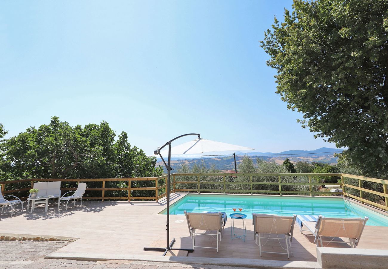 Casa Milena is een heerlijk vakantiehuis met eigen zoutwater zwembad en volop privacy in San Loenzo in Campo, Le Marche