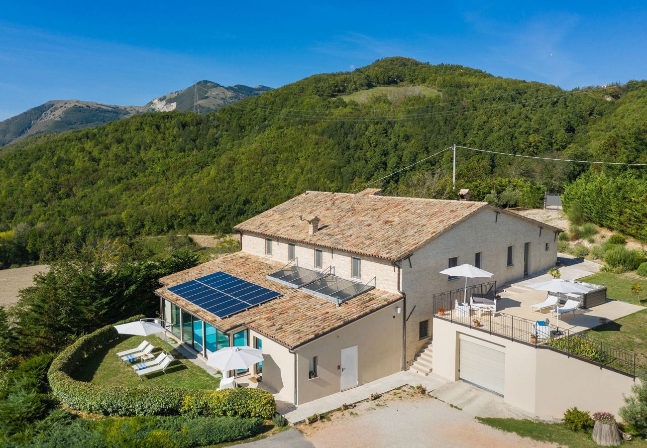 Villa Ilaria is een vakantiehuis met verwarmd privé zwembad en panoramisch uitzicht in de natuur van Cagli, Le Marche