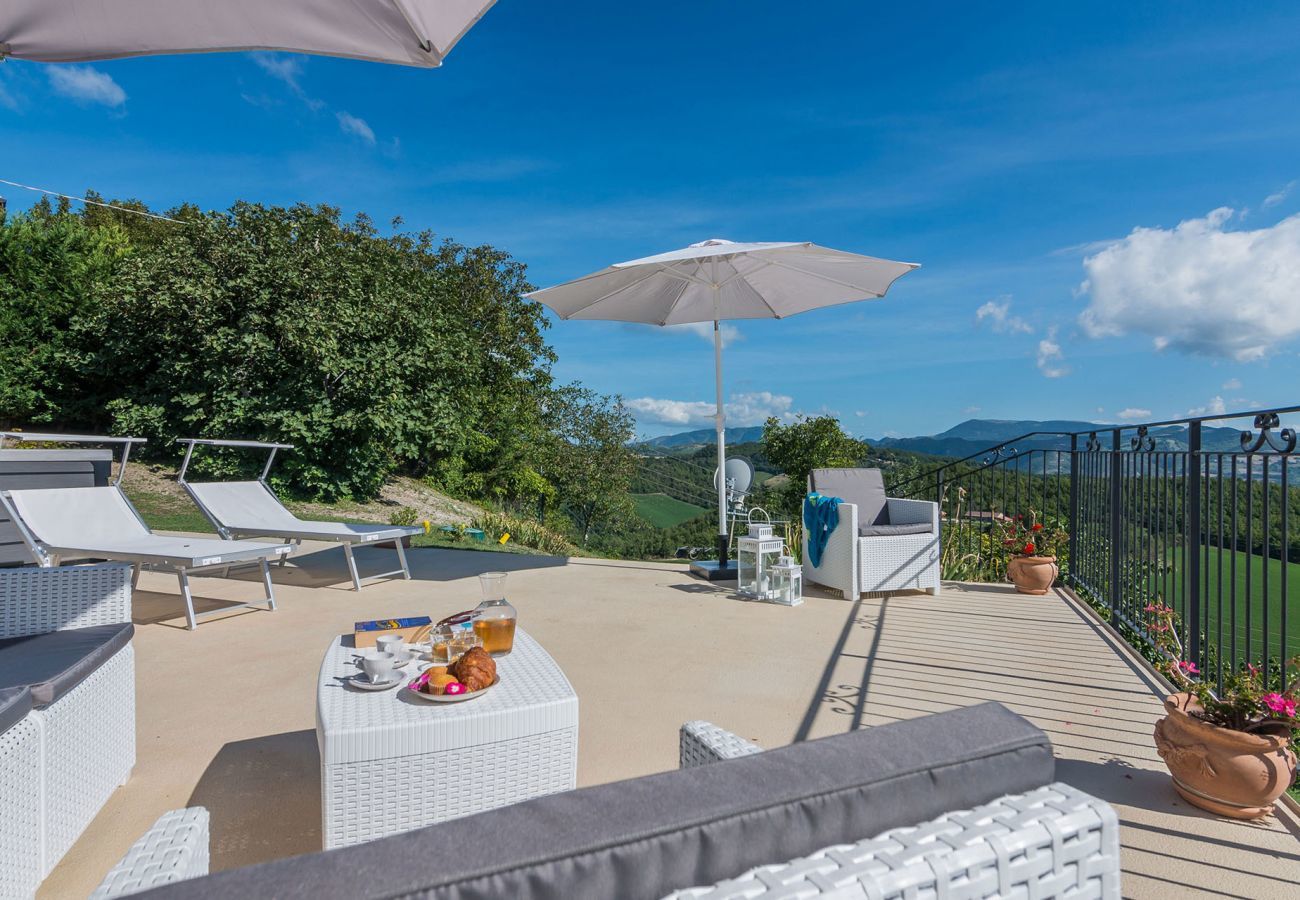 Villa Ilaria, geweldig vakantiehuis met verwarmd privé zwembad en panoramisch uitzicht in de natuur van Cagli, Le Marche