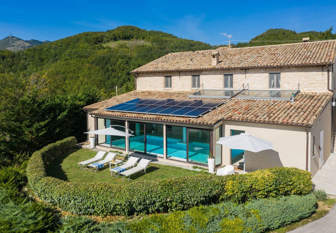Villa Ilaria, geweldig vakantiehuis met verwarmd privé zwembad en panoramisch uitzicht in de natuur van Cagli, Le Marche
