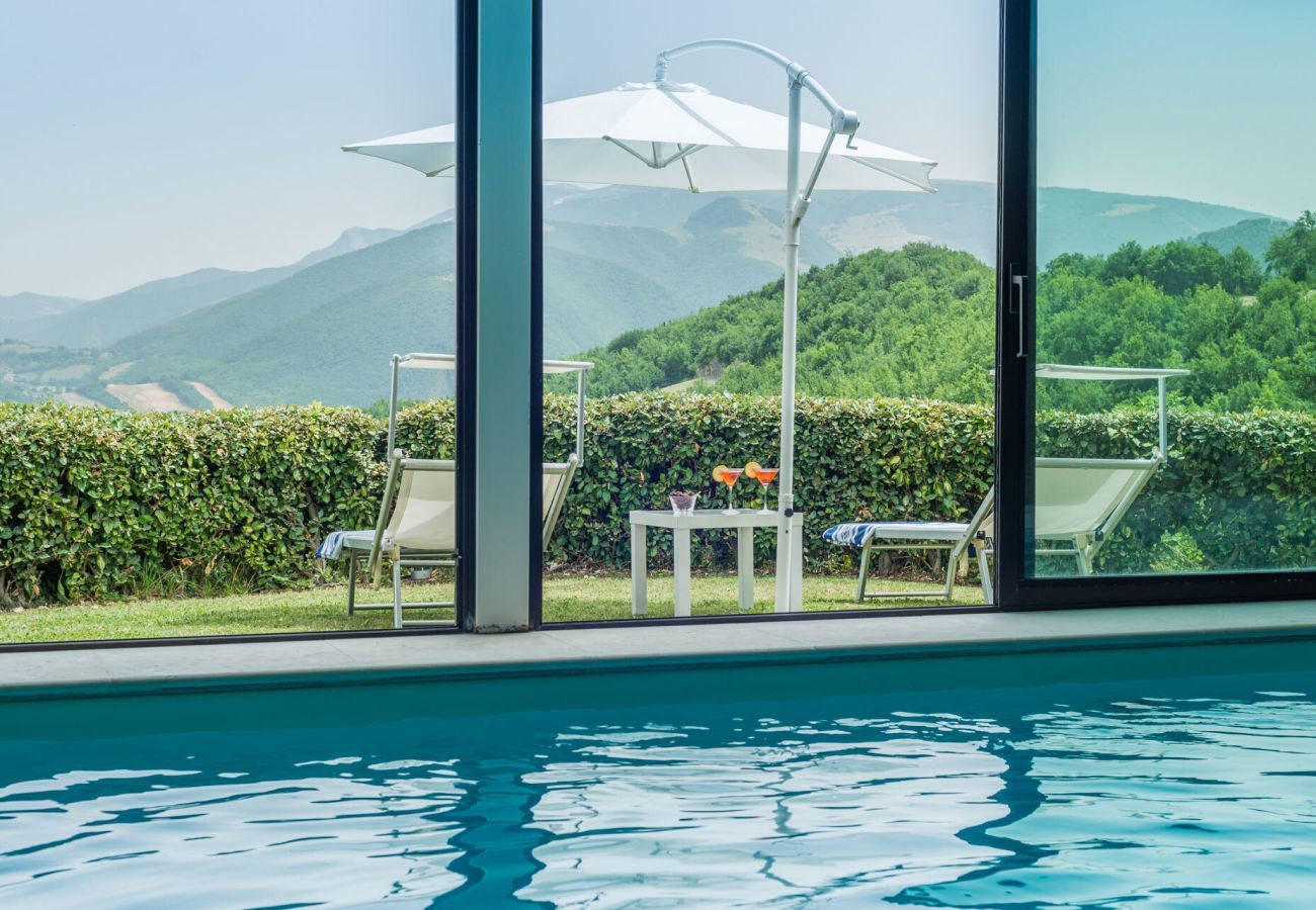 Villa Ilaria, geweldig vakantiehuis met verwarmd privé zwembad en panoramisch uitzicht in de natuur van Cagli, Le Marche