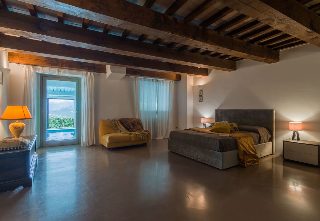 Villa Ilaria, geweldig vakantiehuis met verwarmd privé zwembad en panoramisch uitzicht in de natuur van Cagli, Le Marche