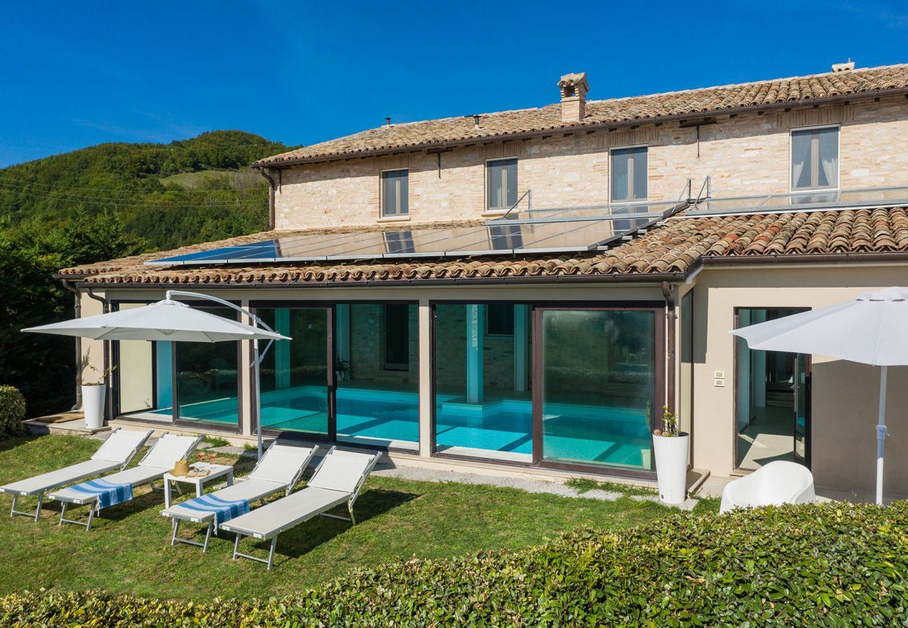 Villa Ilaria, geweldig vakantiehuis met verwarmd privé zwembad en panoramisch uitzicht in de natuur van Cagli, Le Marche