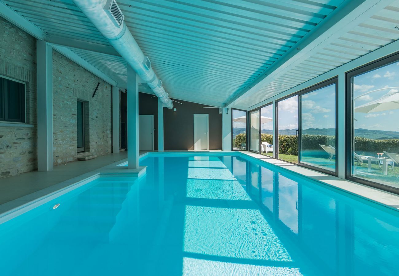 Villa Ilaria, geweldig vakantiehuis met verwarmd privé zwembad en panoramisch uitzicht in de natuur van Cagli, Le Marche