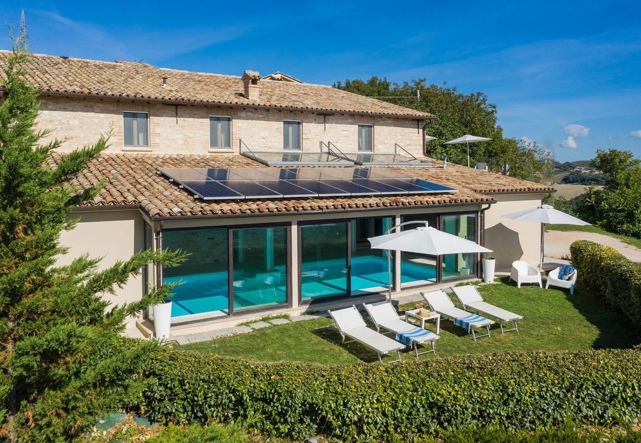 Villa Ilaria, geweldig vakantiehuis met verwarmd privé zwembad en panoramisch uitzicht in de natuur van Cagli, Le Marche