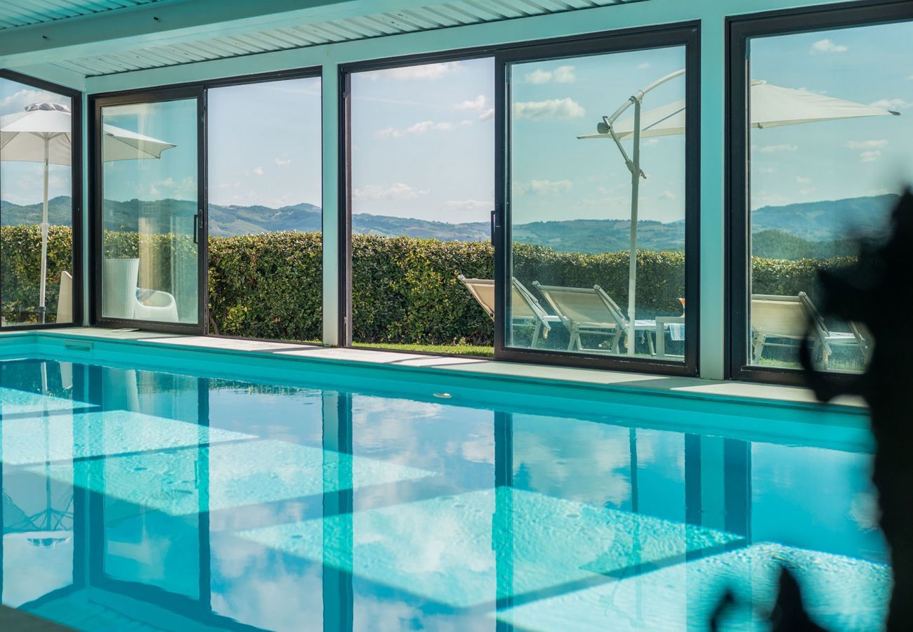 Villa Ilaria, geweldig vakantiehuis met verwarmd privé zwembad en panoramisch uitzicht in de natuur van Cagli, Le Marche