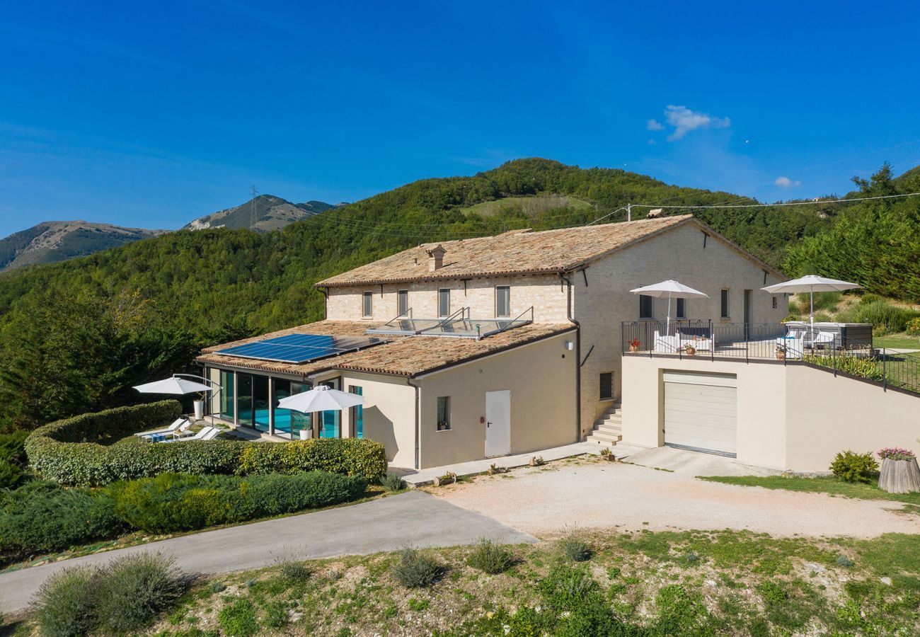 Villa Ilaria, geweldig vakantiehuis met verwarmd privé zwembad en panoramisch uitzicht in de natuur van Cagli, Le Marche