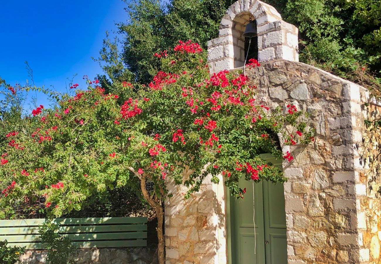 Villa Erini is een prachtige vrijstaande vakantievilla met privé zwembad en bijzonder zeezicht in Spartochori, Lefkas