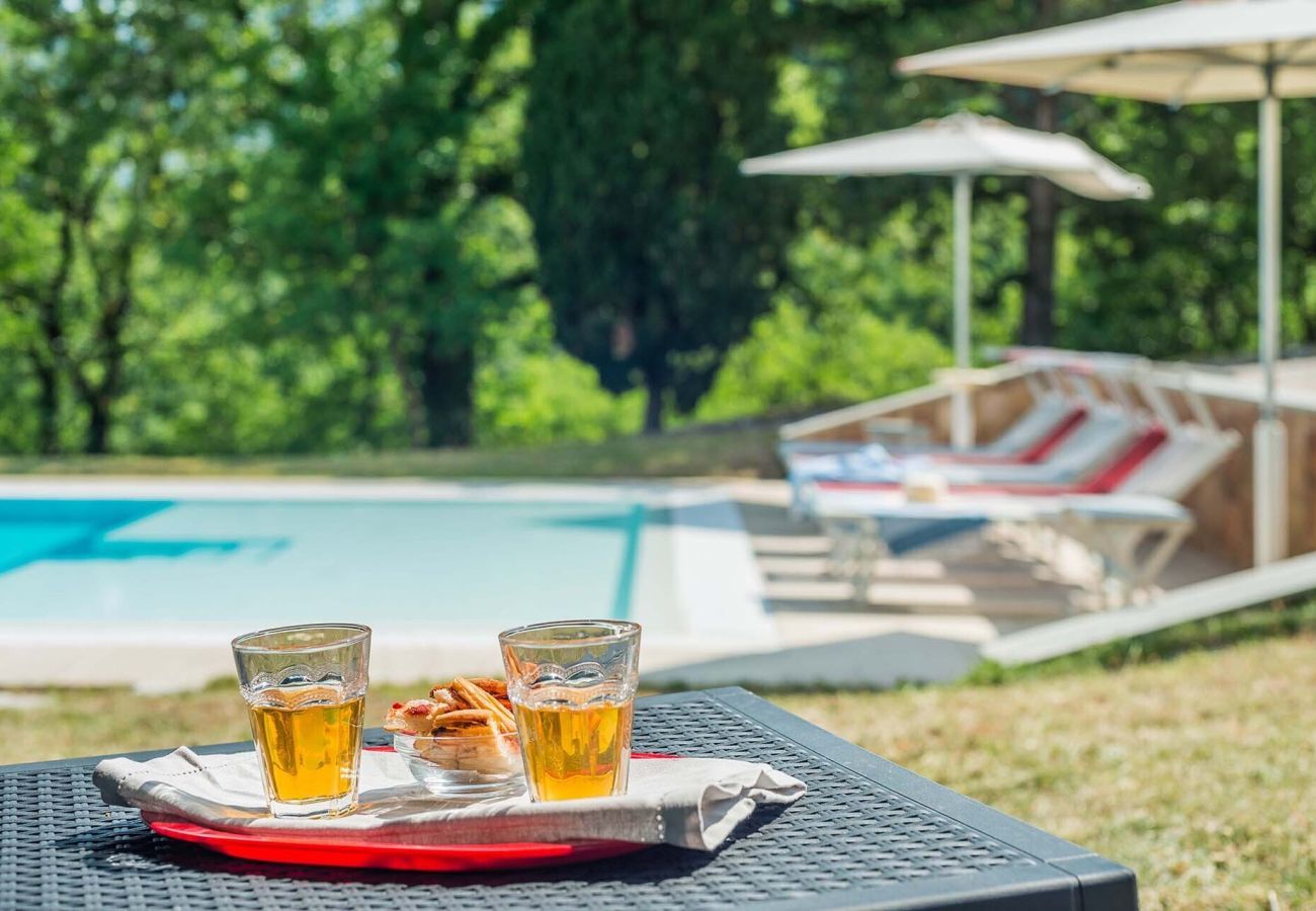 Casa Violetta is een mooi ingericht huis met privé zwembad, ruime tuin en panoramisch uitzicht in Cagli, Le Marche
