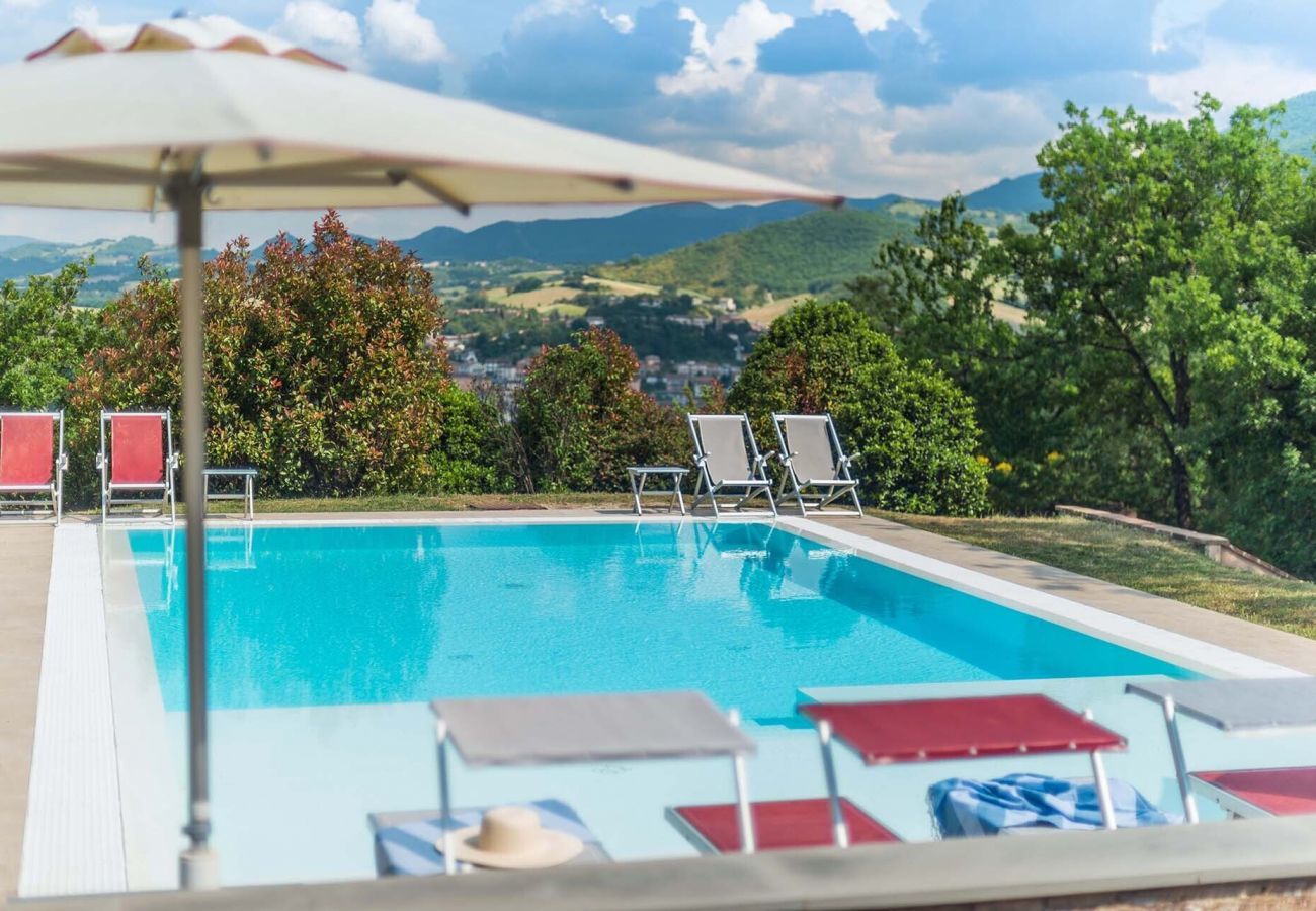 Casa Violetta is een mooi ingericht huis met privé zwembad, ruime tuin en panoramisch uitzicht in Cagli, Le Marche