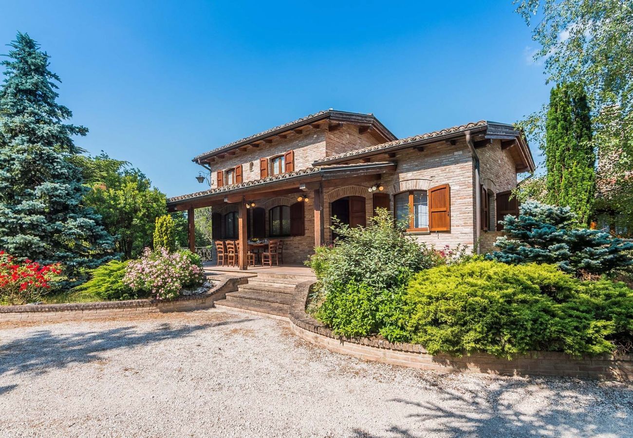 Casa Violetta is een mooi ingericht huis met privé zwembad, ruime tuin en panoramisch uitzicht in Cagli, Le Marche