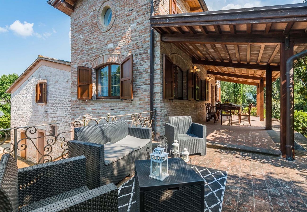 Casa Violetta is een mooi ingericht huis met privé zwembad, ruime tuin en panoramisch uitzicht in Cagli, Le Marche