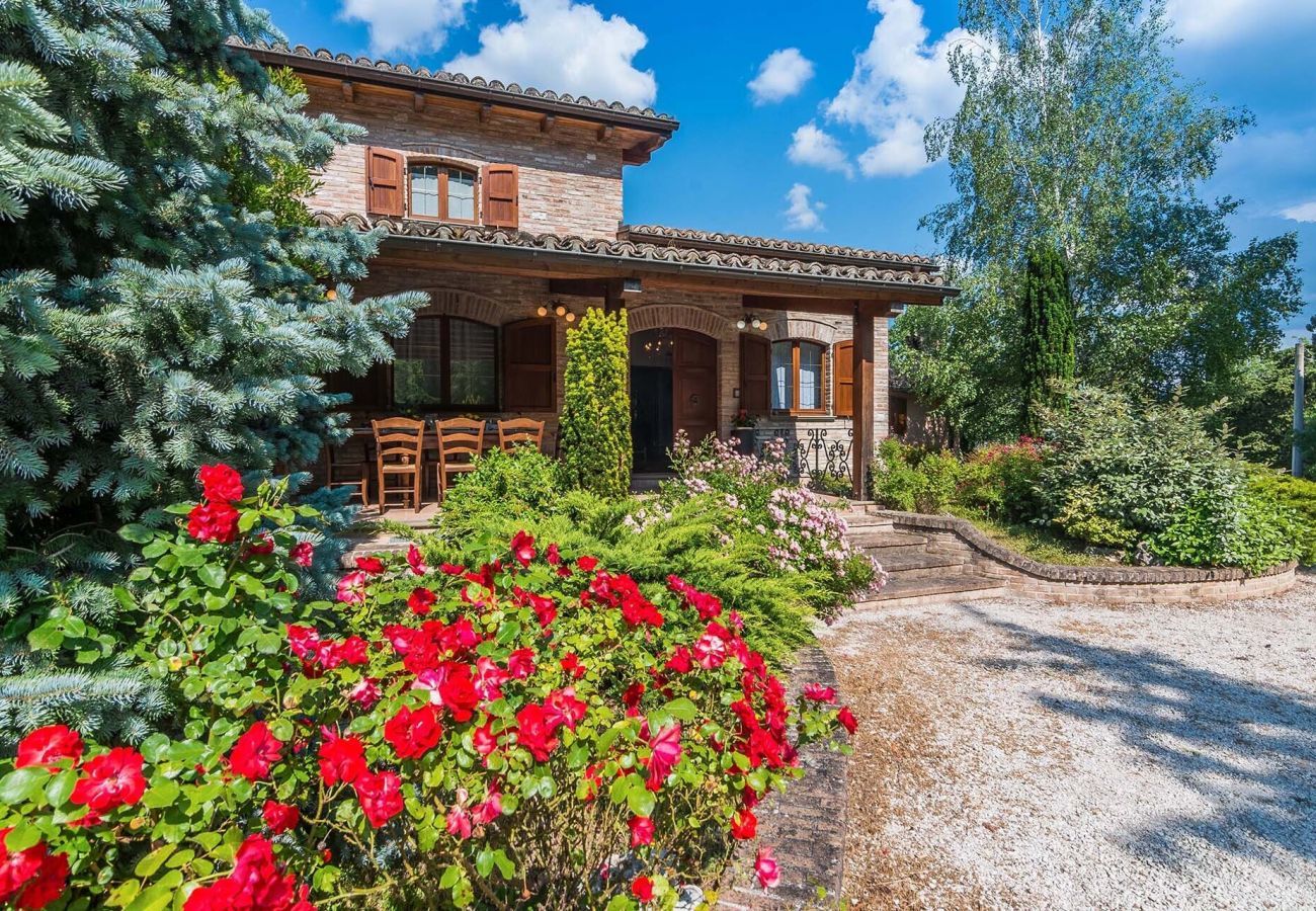 Casa Violetta is een mooi ingericht huis met privé zwembad, ruime tuin en panoramisch uitzicht in Cagli, Le Marche