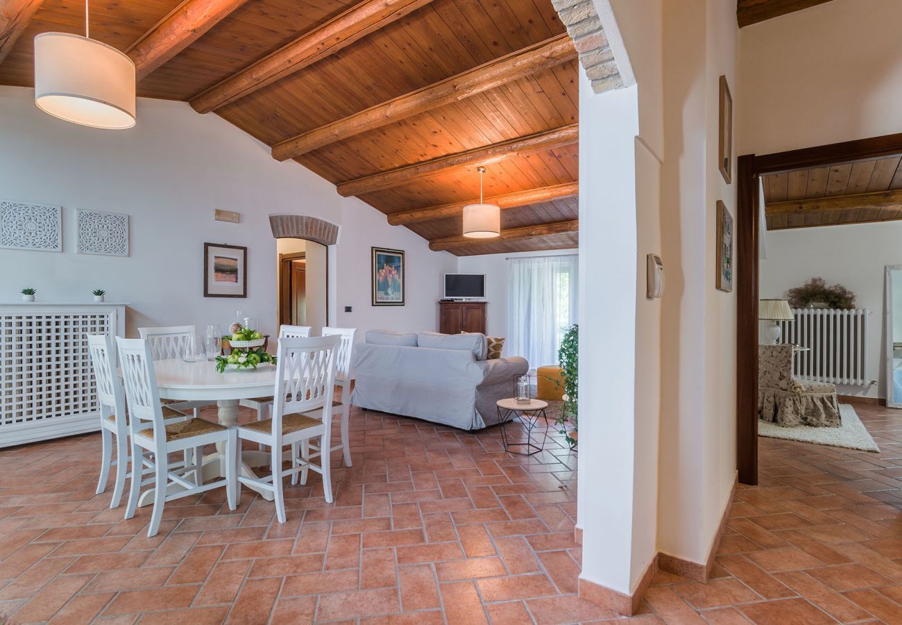 Casa Violetta is een mooi ingericht huis met privé zwembad, ruime tuin en panoramisch uitzicht in Cagli, Le Marche