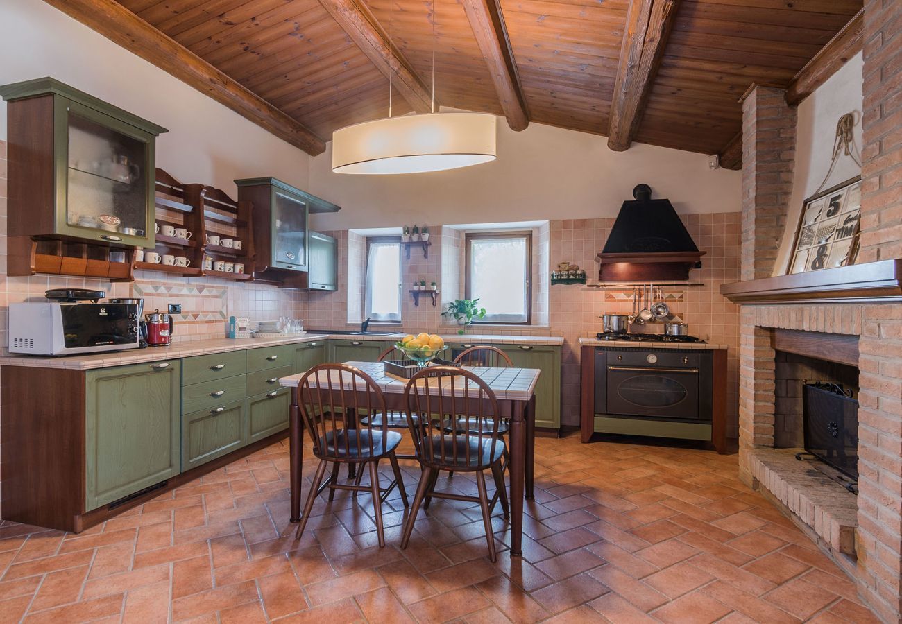 Casa Violetta is een mooi ingericht huis met privé zwembad, ruime tuin en panoramisch uitzicht in Cagli, Le Marche