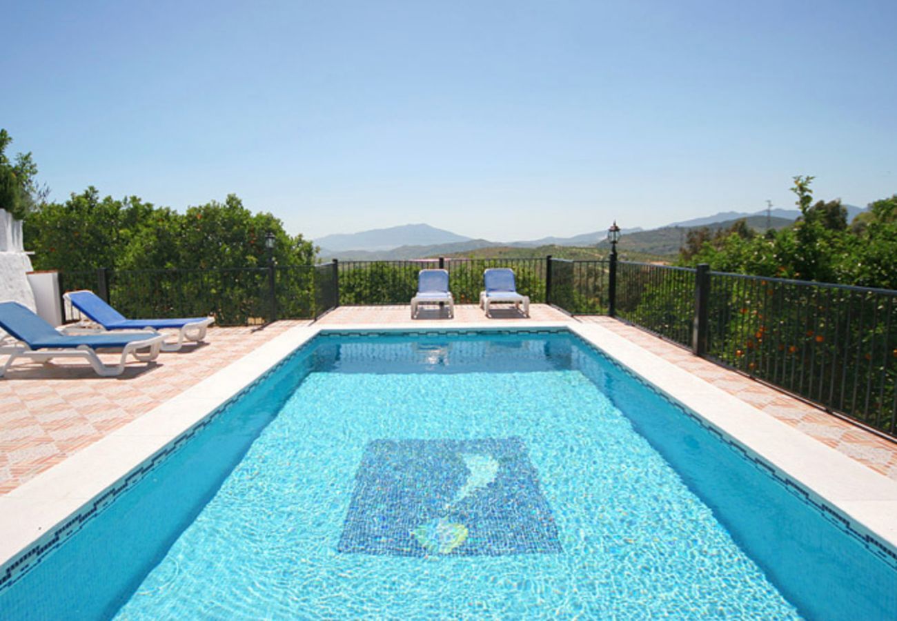 Casa Iglesia is een half-vrijstaande villa met een privé zwembad in Alozaina, Andalusië