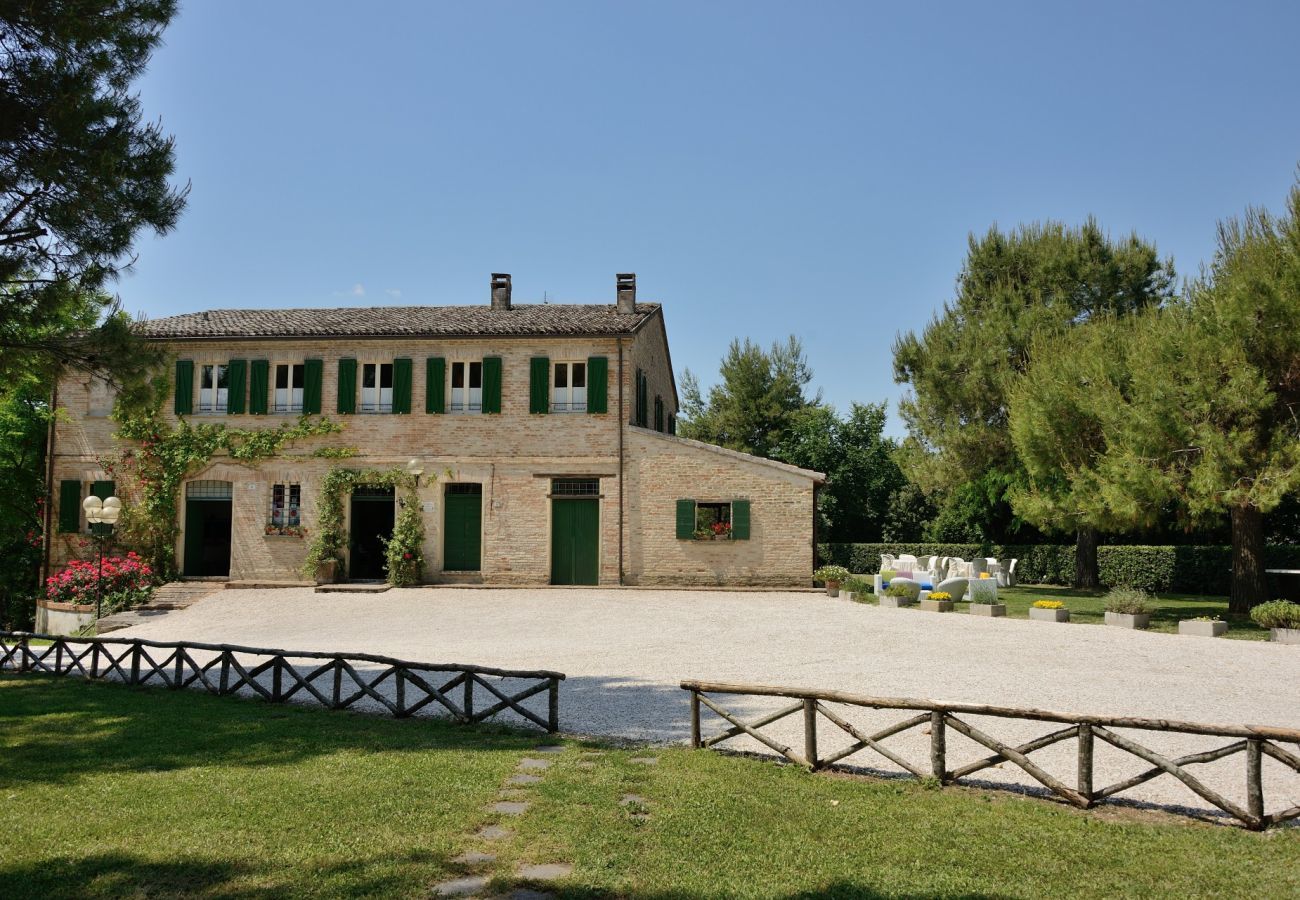 Antico Casolare is een unieke villa met privé zwembad en wijngaard in Le Marche, Italië. Ideaal voor grote groepen!