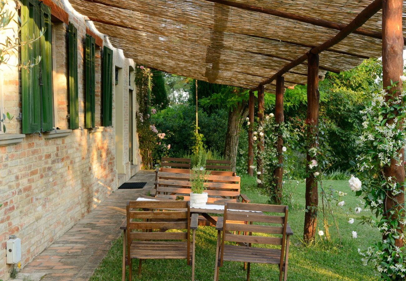 Antico Casolare is een unieke villa met privé zwembad en wijngaard in Le Marche, Italië. Ideaal voor grote groepen!