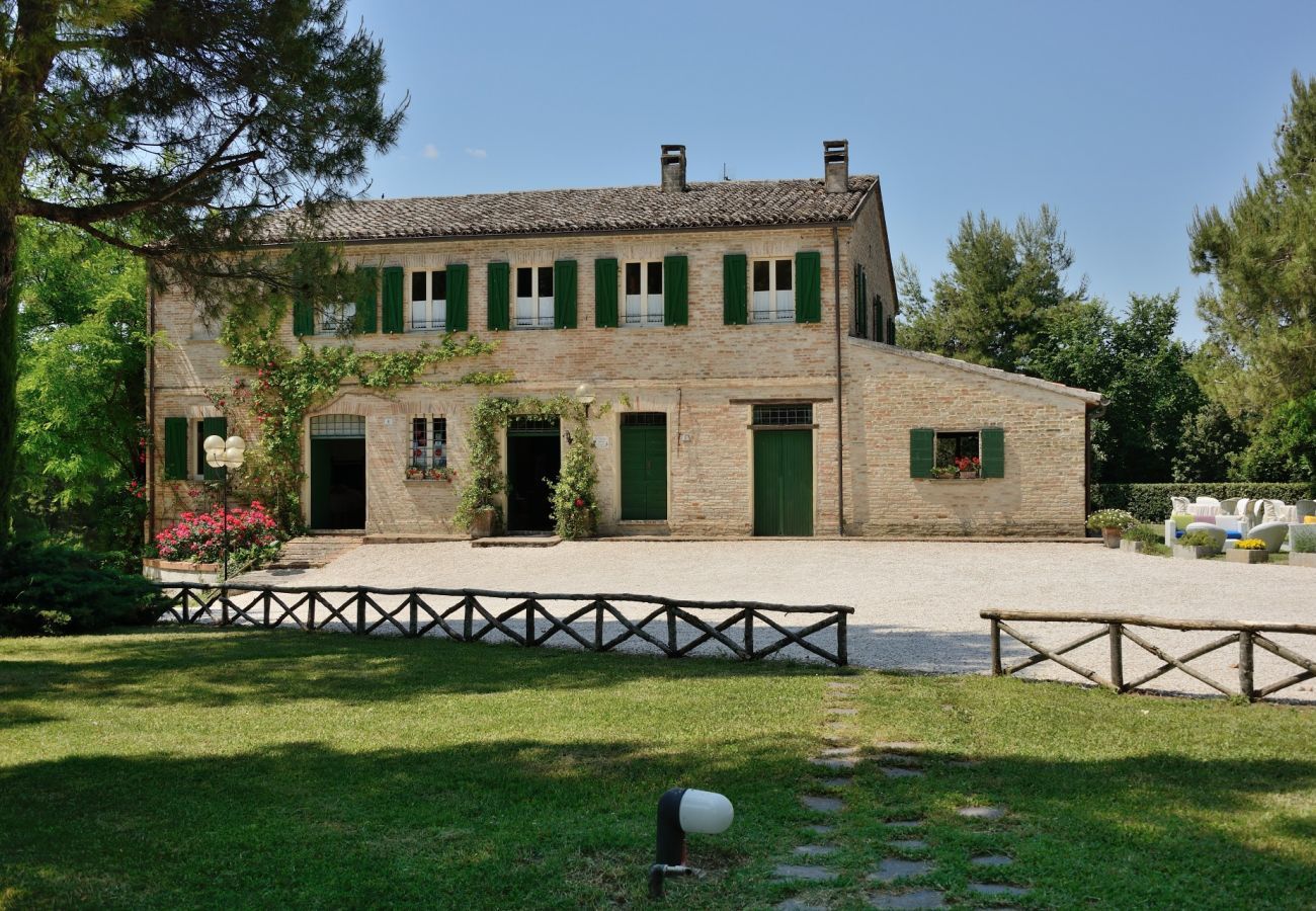 Antico Casolare is een unieke villa met privé zwembad en wijngaard in Le Marche, Italië. Ideaal voor grote groepen!