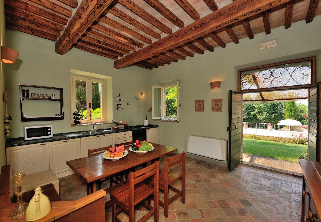 Antico Casolare is een unieke villa met privé zwembad en wijngaard in Le Marche, Italië. Ideaal voor grote groepen!